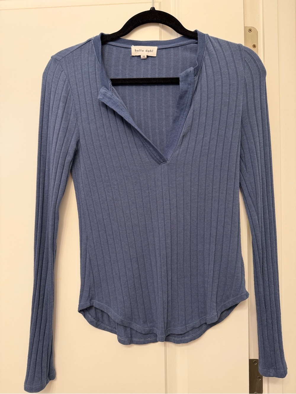 Bella Dahl Ribbed V-Neck Long Sleeve Top in Blue